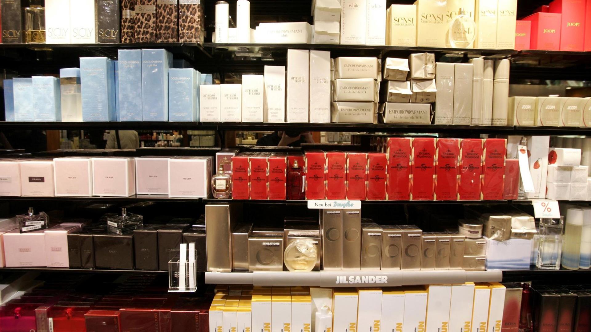 Kosmetikprodukte von verschiedenen Herstellern in einem Regal in einer Douglas-Filiale in Dortmund Kosmetikprodukte von verschiedenen Herstellern in einem Regal in einer Douglas-Filiale in Dortmund