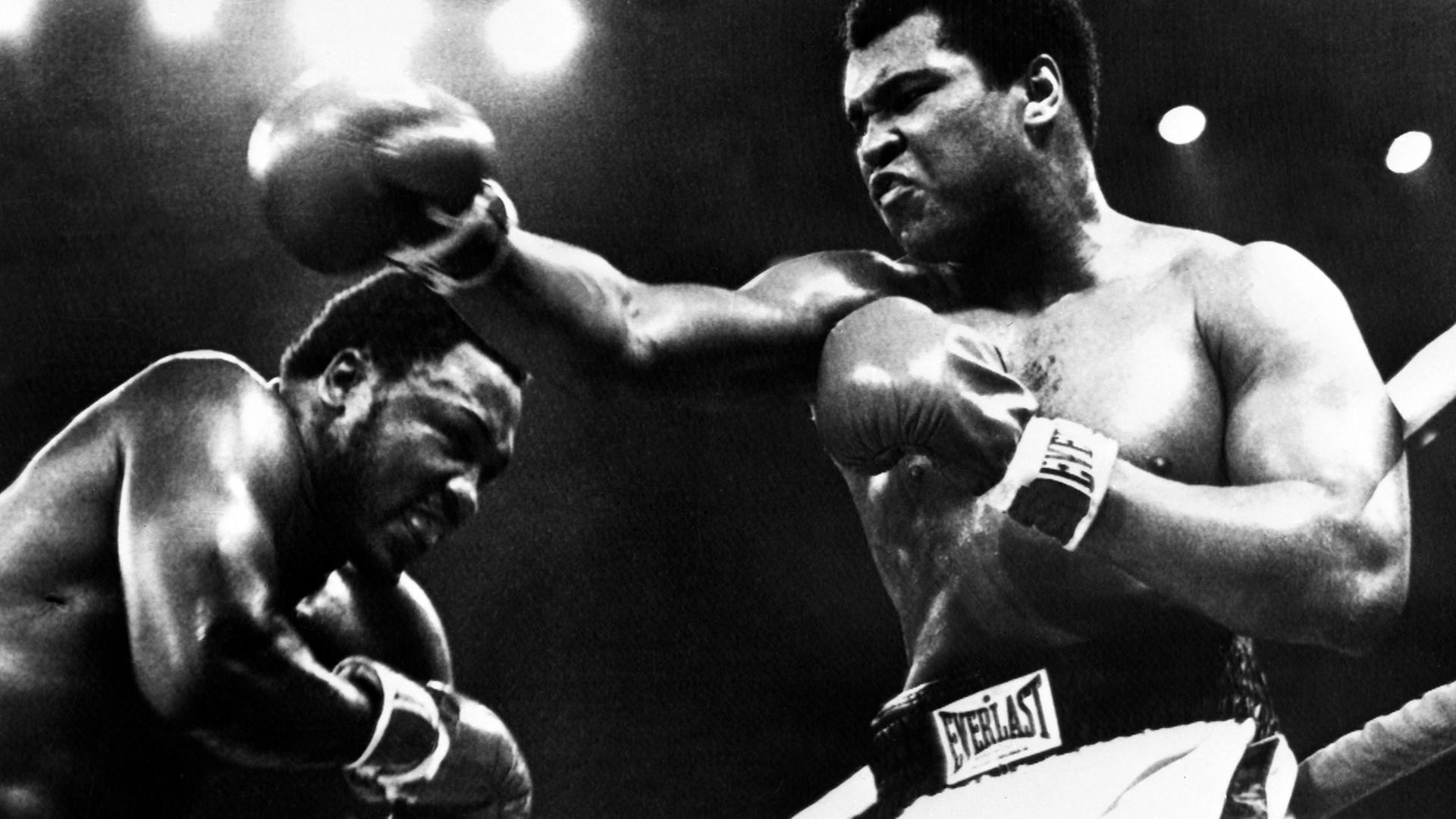 Eine Szene aus dem Kampf um die Weltmeisterschaft im Schwergewicht zwischen George Foreman (l) und Muhammad Ali am 1. Oktober 1975 in Manila. Eine Szene aus dem Kampf um die Weltmeisterschaft im Schwergewicht zwischen George Foreman (l) und Muhammad Ali am 1. Oktober 1975 in Manila.
