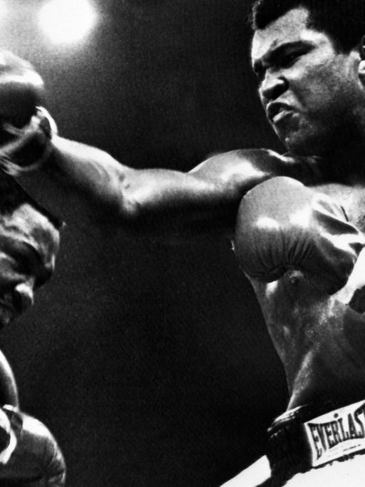 Eine Szene aus dem Kampf um die Weltmeisterschaft im Schwergewicht zwischen George Foreman (l) und Muhammad Ali am 1. Oktober 1975 in Manila.