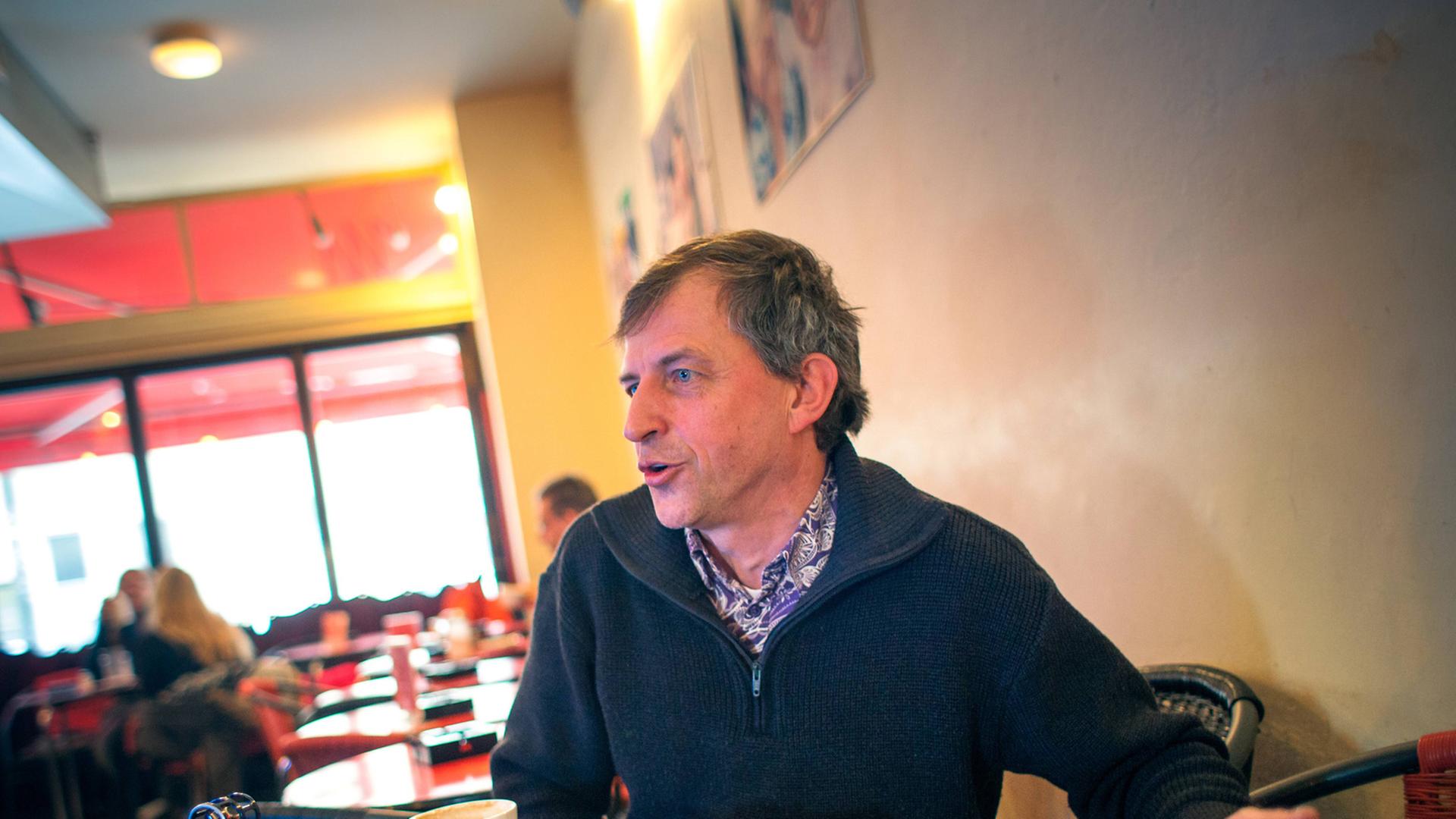 Künstler und Autor Wolfgang Müller im Café M in Berlin Schöneberg. Künstler und Autor Wolfgang Müller im Café M in Berlin Schöneberg.