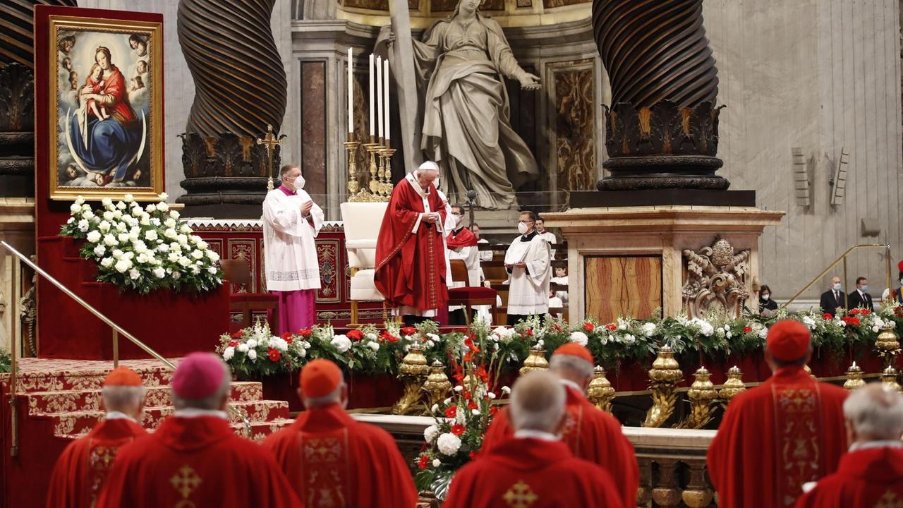 Papst Franziskus feiert im Rahmen der Pfingstmesse im Petersdom. 