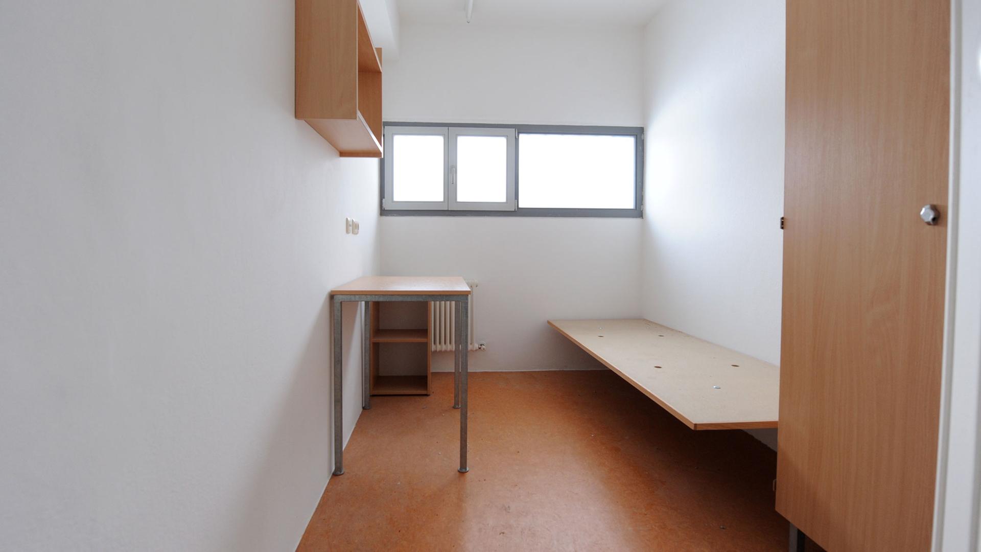 Eine Gefängniszelle mit Pritsche, Tisch, Schrank und Regal in der Justizvollzugsanstalt Stadelheim, aufgenommen am Samstag (13.03.2010) in München. Eine Gefängniszelle mit Pritsche, Tisch, Schrank und Regal in der Justizvollzugsanstalt Stadelheim, aufgenommen am Samstag (13.03.2010) in München.