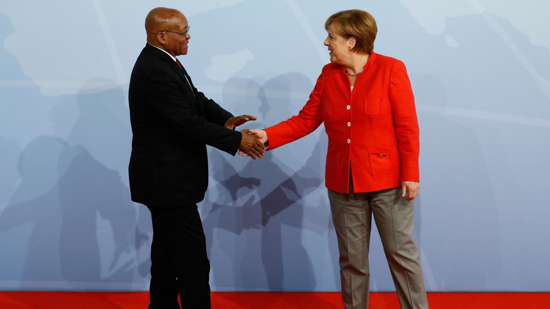 Südafrikas Präsident Jacob Zuma und Angela Merkel beim G20-Gipfel in Hamburg Südafrikas Präsident Jacob Zuma und Angela Merkel beim G20-Gipfel in Hamburg