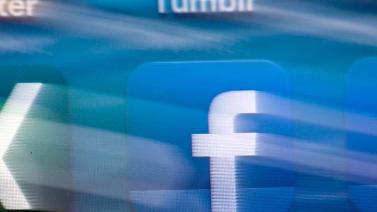 Auf dem Display eines iPhones ist das App-Logo von Facebook zu sehen (gestelltes Foto mit Wischeffekt). Auf dem Display eines iPhones ist das App-Logo von Facebook zu sehen (gestelltes Foto mit Wischeffekt).