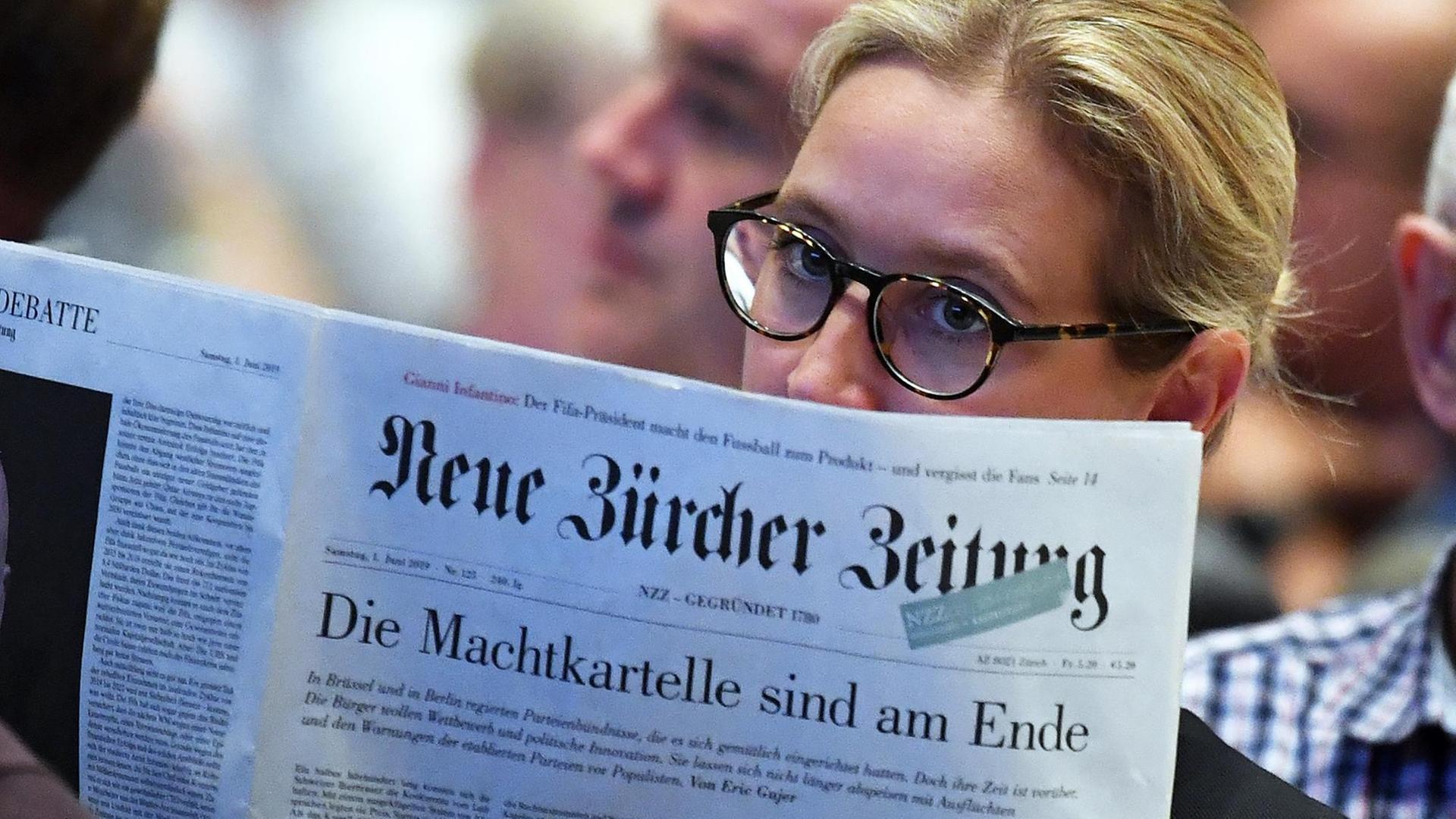 Die Vorsitzende der AfD-Bundestagsfraktion, Alice Weidel, liest in der "Neuen Zürcher Zeitung". Die Vorsitzende der AfD-Bundestagsfraktion, Alice Weidel, liest in der "Neuen Zürcher Zeitung".