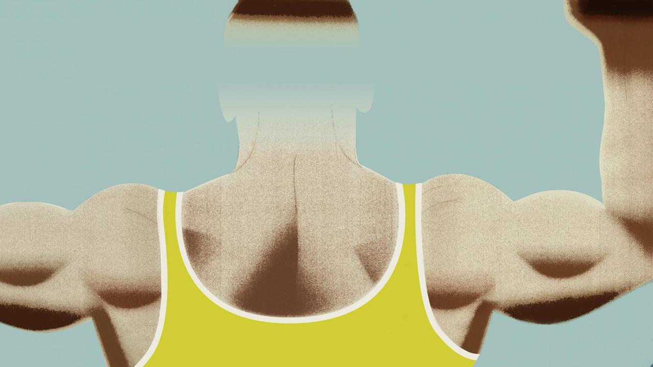 Bodybuilder spannt Rückenmuskulatur an