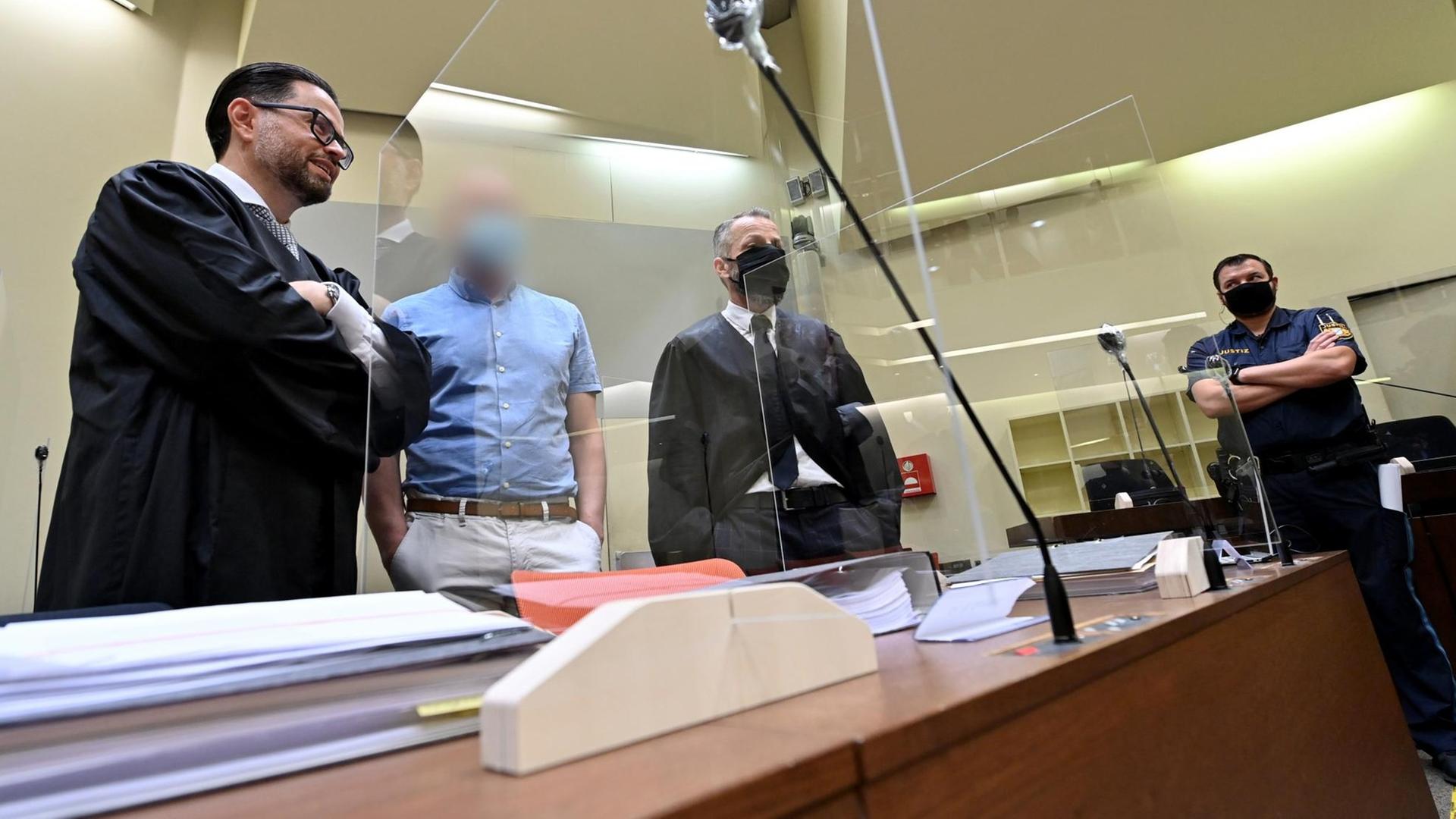 Der Angeklagte (2.v.l.) steht beim Beginn des Prozess gegen ihn wegen des Verdachts des Verstoßes gegen das Arzneimittel- und Dopinggesetze mit seinen Anwälten Juri Goldstein (l) und Alexander Dann (2.v.r.) zusammen. Dem Angeklagten und vier Komplizen wird vorgeworfen, regelmäßig und in einer unbekannten Anzahl von Fällen Blutdoping betrieben zu haben. Der Angeklagte (2.v.l.) steht beim Beginn des Prozess gegen ihn wegen des Verdachts des Verstoßes gegen das Arzneimittel- und Dopinggesetze mit seinen Anwälten Juri Goldstein (l) und Alexander Dann (2.v.r.) zusammen. Dem Angeklagten und vier Komplizen wird vorgeworfen, regelmäßig und in einer unbekannten Anzahl von Fällen Blutdoping betrieben zu haben.