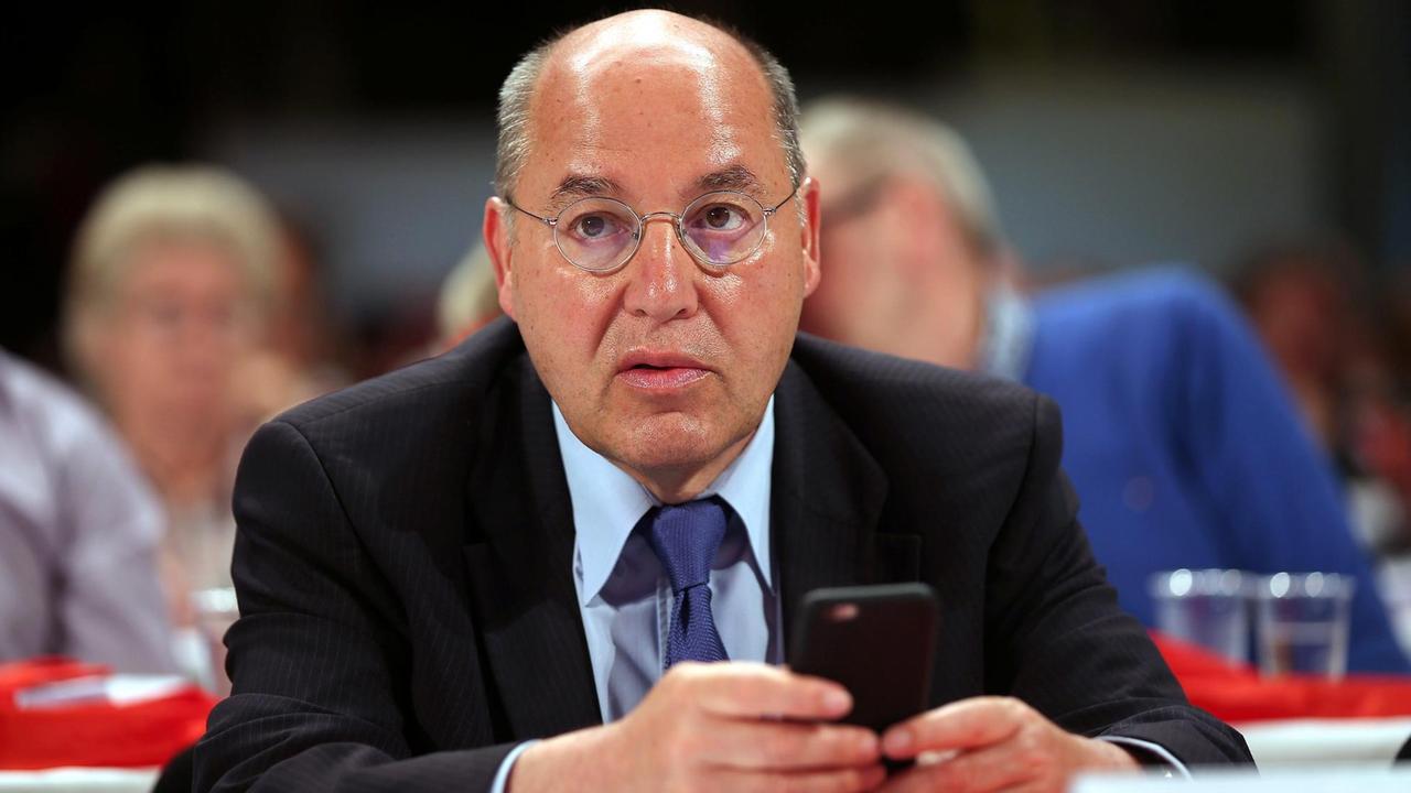 Der Fraktionsvorsitzende der Partei Die Linke, Gregor Gysi, mit einem Smartphone in der Hand. Der Fraktionsvorsitzende der Partei Die Linke, Gregor Gysi, mit einem Smartphone in der Hand.