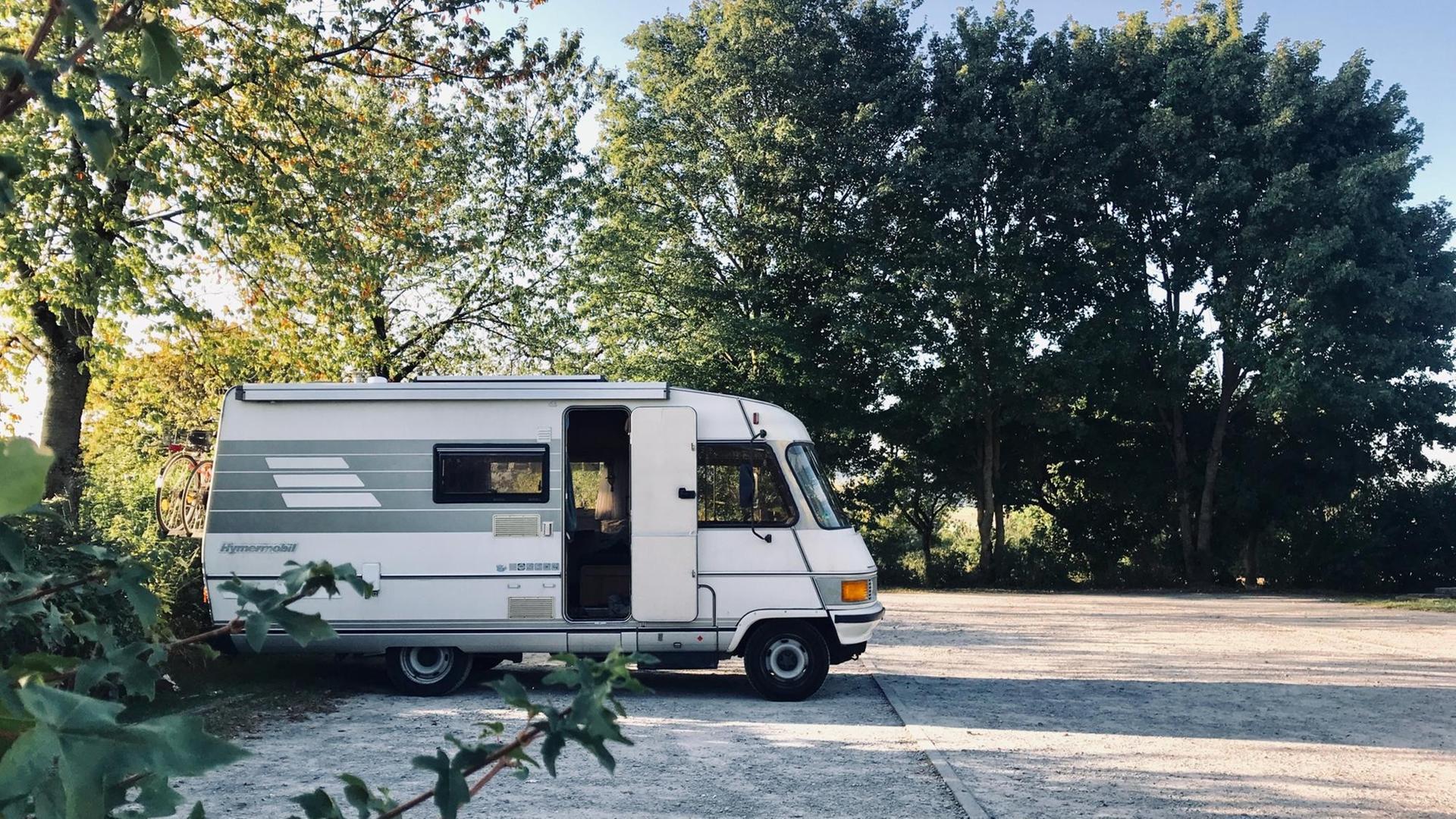 Ein Wohnmobil steht auf einem Parkplatz. Ein Wohnmobil steht auf einem Parkplatz.
