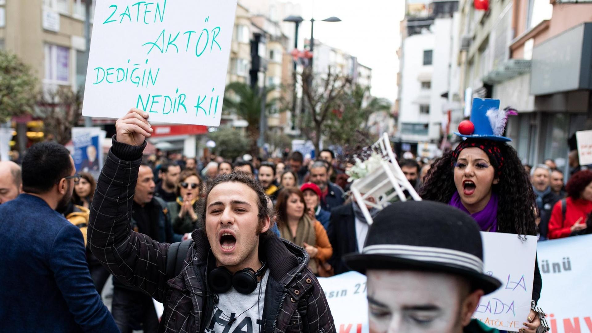 Türkische Theaterschaffende demonstrieren in Istanbul anlässlich des Welttags des Theaters, am 27.3.2019, gegen Zensur. Türkische Theaterschaffende demonstrieren in Istanbul anlässlich des Welttags des Theaters, am 27.3.2019, gegen Zensur.