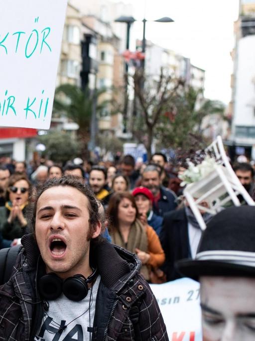 Türkische Theaterschaffende demonstrieren in Istanbul anlässlich des Welttags des Theaters, am 27.3.2019, gegen Zensur.