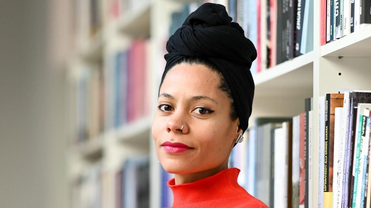 Porträt der Autorin Emilia Roig vor einer Bücherwand. Ihr Buch "Why we matter - Ende der Unterdrückung" über Alltagsrassismus und Zusammenleben ist 2021 erschienen. Sie ist Gründerin und Direktorin des Center for Intersectional Justice (CIJ) in Berlin. Porträt der Autorin Emilia Roig vor einer Bücherwand. Ihr Buch "Why we matter - Ende der Unterdrückung" über Alltagsrassismus und Zusammenleben ist 2021 erschienen. Sie ist Gründerin und Direktorin des Center for Intersectional Justice (CIJ) in Berlin.