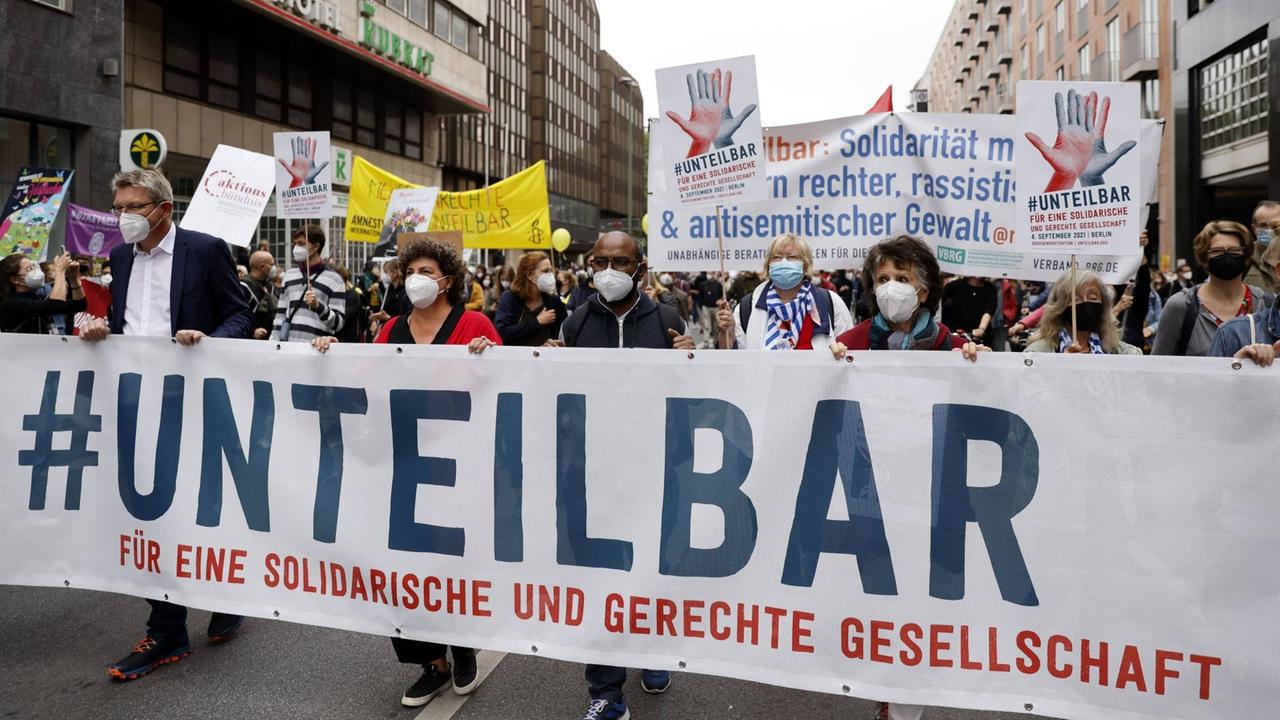 Unteilbar-Großdemonstration am 04.09.2021 in Berlin. Menschen mit Demo-Plakaten ziehen durch die Straße des 17. Juni. Unteilbar-Großdemonstration am 04.09.2021 in Berlin. Menschen mit Demo-Plakaten ziehen durch die Straße des 17. Juni.