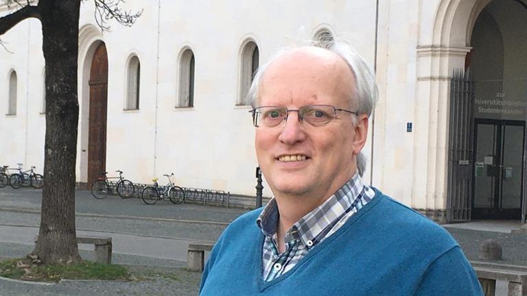 Helmut Zenz steht vor der katholischen Akademie Bayern und blickt freundlich in die Kamera Helmut Zenz steht vor der katholischen Akademie Bayern und blickt freundlich in die Kamera
