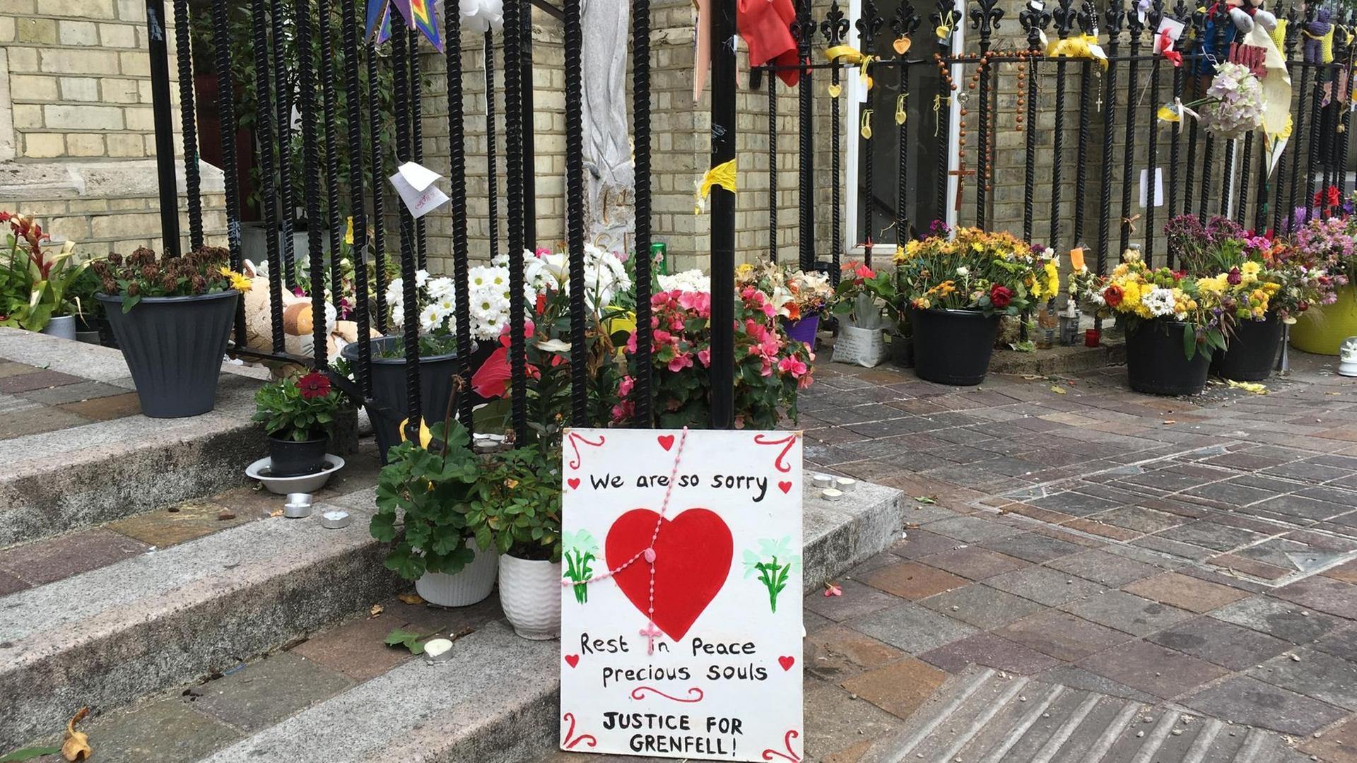 Blumen und Beileidsbekundungen nach der Hochhausbrand-Tragödie mit mindestens 80 Toten in London. Das Unglück im Grenfell Tower hätte verhindert werden können. Warnungen über mangelnden Brandschutz waren von Behörden und Vermietergesellschaft ignoriert worden. Blumen und Beileidsbekundungen nach der Hochhausbrand-Tragödie mit mindestens 80 Toten in London. Das Unglück im Grenfell Tower hätte verhindert werden können. Warnungen über mangelnden Brandschutz waren von Behörden und Vermietergesellschaft ignoriert worden.