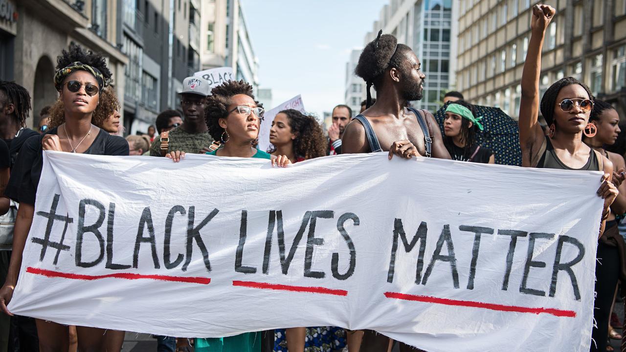 Demonstranten in Berlin halten am 10. Juli 2016 ein Transparent mit dem Twitter-Hashtag "#Black Lives Matter". Demonstranten in Berlin halten am 10. Juli 2016 ein Transparent mit dem Twitter-Hashtag "#Black Lives Matter".
