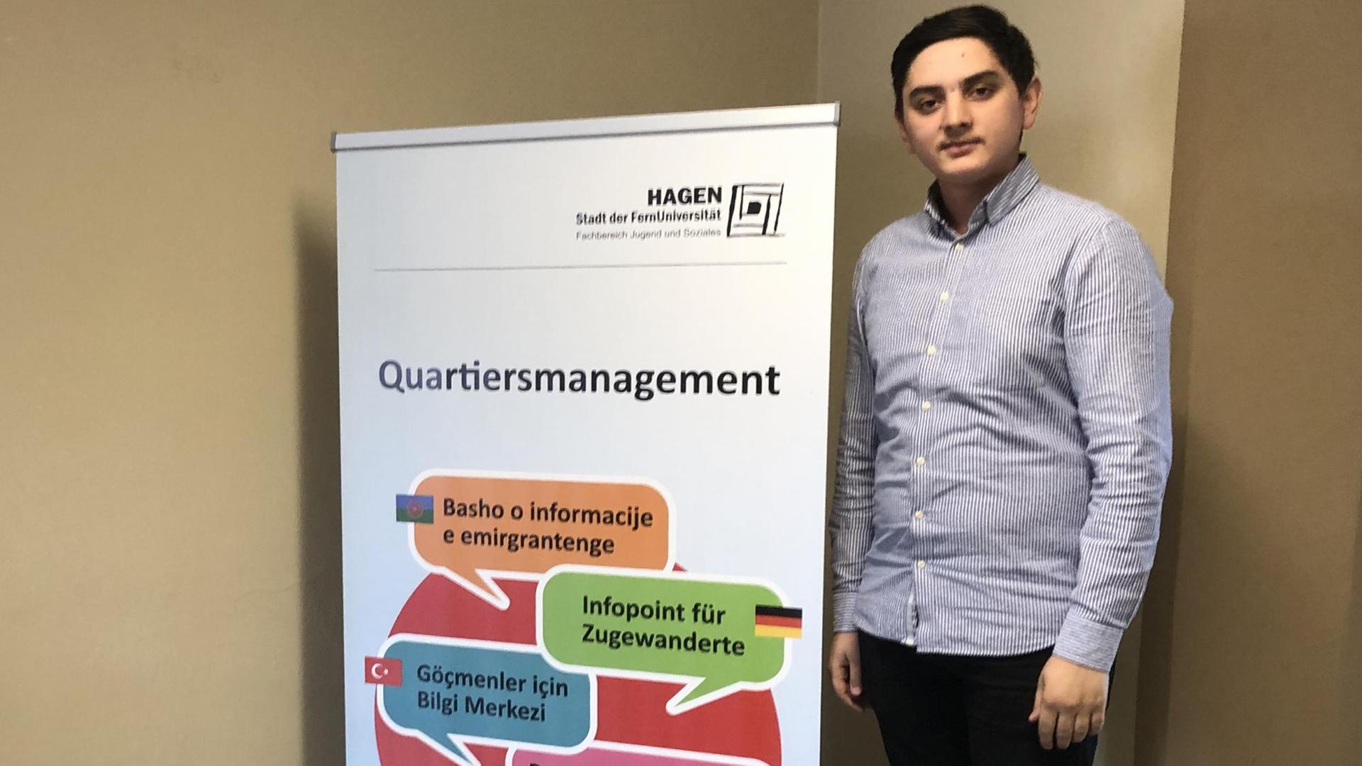 Diego Dinca beim Quartiermanagement der Stadt Hagen. Vor viereinhalb Jahren kam der heute 23-Jährige aus Rumänien nach Hagen. Er hat eine Ausbildung in einer Apotheke begonnen. Diego Dinca beim Quartiermanagement der Stadt Hagen. Vor viereinhalb Jahren kam der heute 23-Jährige aus Rumänien nach Hagen. Er hat eine Ausbildung in einer Apotheke begonnen.