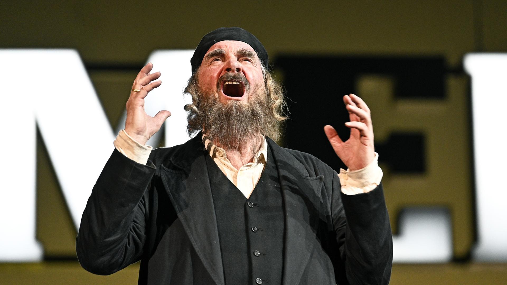 Peter Simonischek als Mendel Singer bei einer Fotoprobe von "Hiob" nach dem Roman von Joseph Rot im Burgtheater in Wien Peter Simonischek als Mendel Singer bei einer Fotoprobe von "Hiob" nach dem Roman von Joseph Rot im Burgtheater in Wien