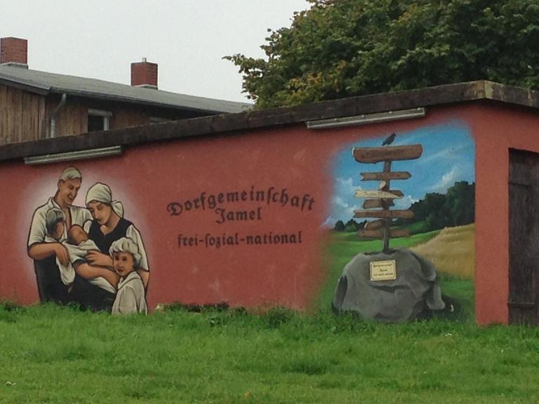 Eine Malerei an einer Hauswand in Jamel (Mecklenburg-Vorpommern). Hier sollen viele Menschen mit rechter Gesinnung leben.
