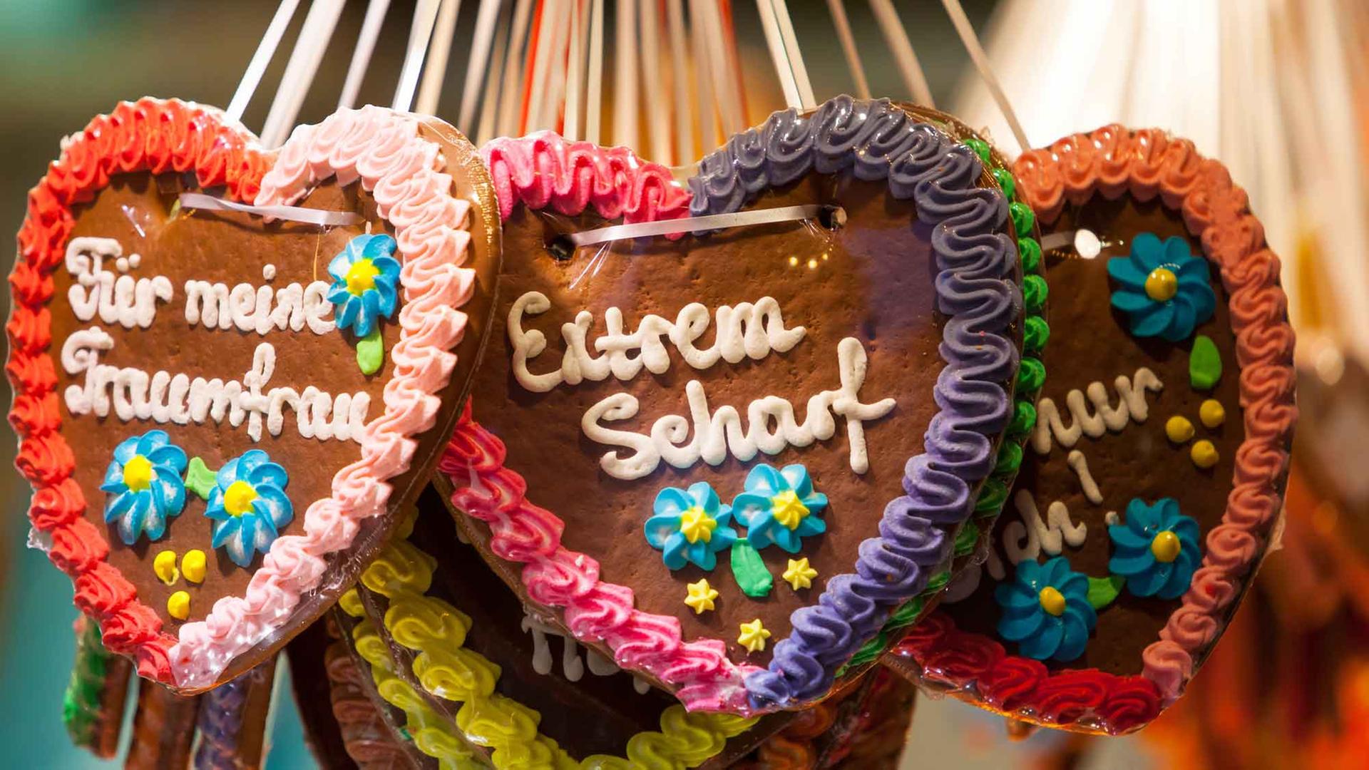 Lebkuchenherzen an einem Süßwarenstand. Lebkuchenherzen an einem Süßwarenstand.
