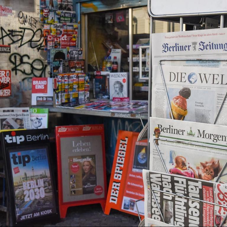 Ständer mit verschiedenen Zeitungen und Magazinen, aufgenommen am 25.02.2015 vor einem Kiosk in Berlin. 