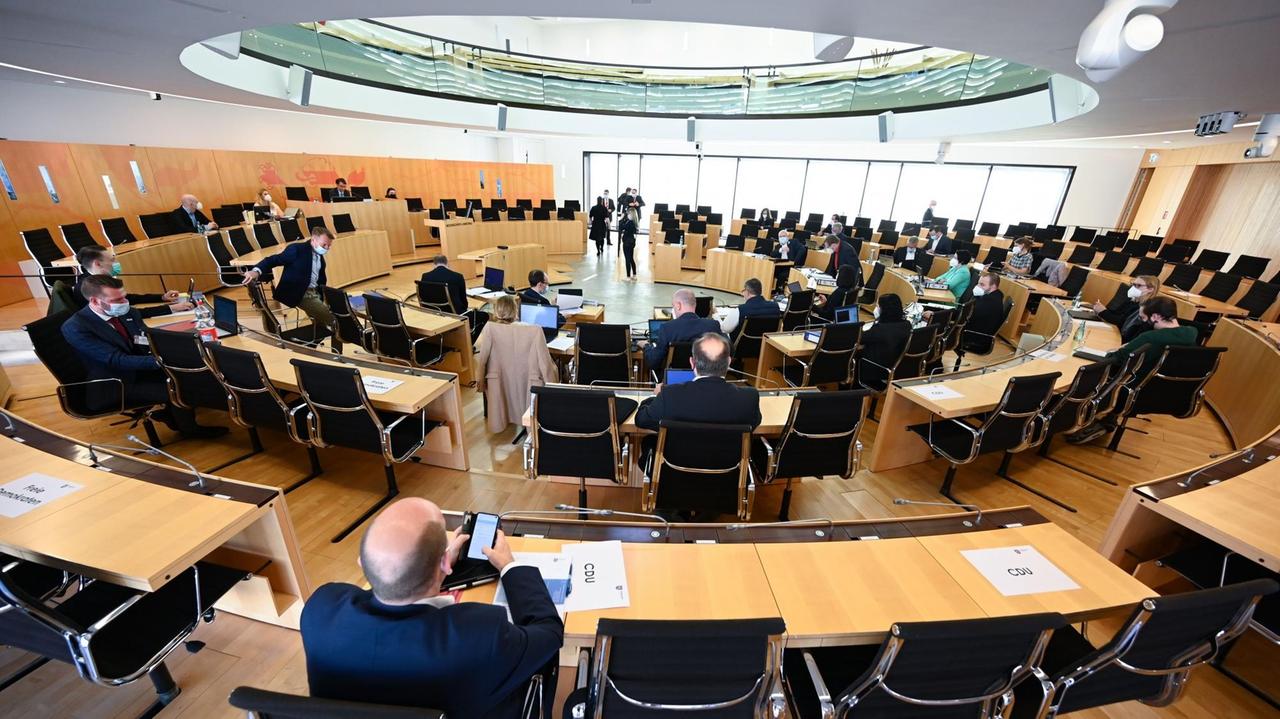 Hessen, Wiesbaden: Die Mitglieder des Lübcke-Untersuchungsausschusses im hessischen Landtag haben ihre Plätze im Plenarsaal eingenommen. Hessen, Wiesbaden: Die Mitglieder des Lübcke-Untersuchungsausschusses im hessischen Landtag haben ihre Plätze im Plenarsaal eingenommen.