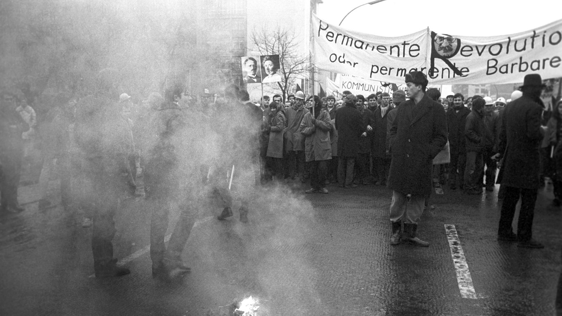 Am 18.01.1969 demonstrierten in Westberlin vorwiegend studentische Anhänger der APO (Außerparlamentarische Opposition) Anlass der Demonstration war der 50. Jahrestag der Ermordung von Rosa Luxemburg und Karl Liebknecht. Am 18.01.1969 demonstrierten in Westberlin vorwiegend studentische Anhänger der APO (Außerparlamentarische Opposition) Anlass der Demonstration war der 50. Jahrestag der Ermordung von Rosa Luxemburg und Karl Liebknecht.