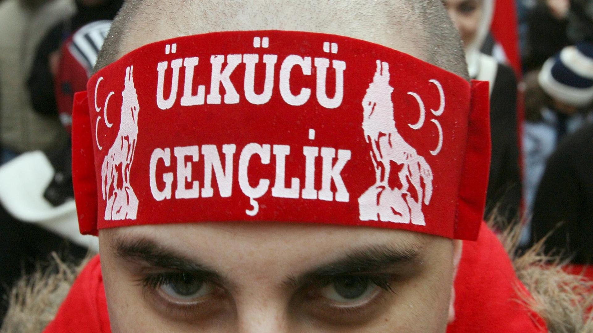 Ein Teilnehmer einer Demonstration trägt am Samstag (10.11.2007) in Frankfurt am Main ein Stirnband der rechtsextremen türkischen Partei "Graue Wölfe"