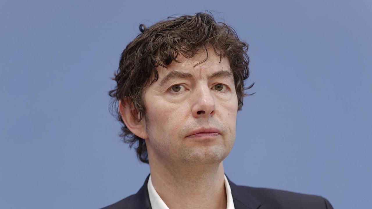 Christian Drosten, Direktor des Instituts für Virologie der Charite Berlin, sitzt auf dem Podium bei der Bundespressekonferenz. Christian Drosten, Direktor des Instituts für Virologie der Charite Berlin, sitzt auf dem Podium bei der Bundespressekonferenz.