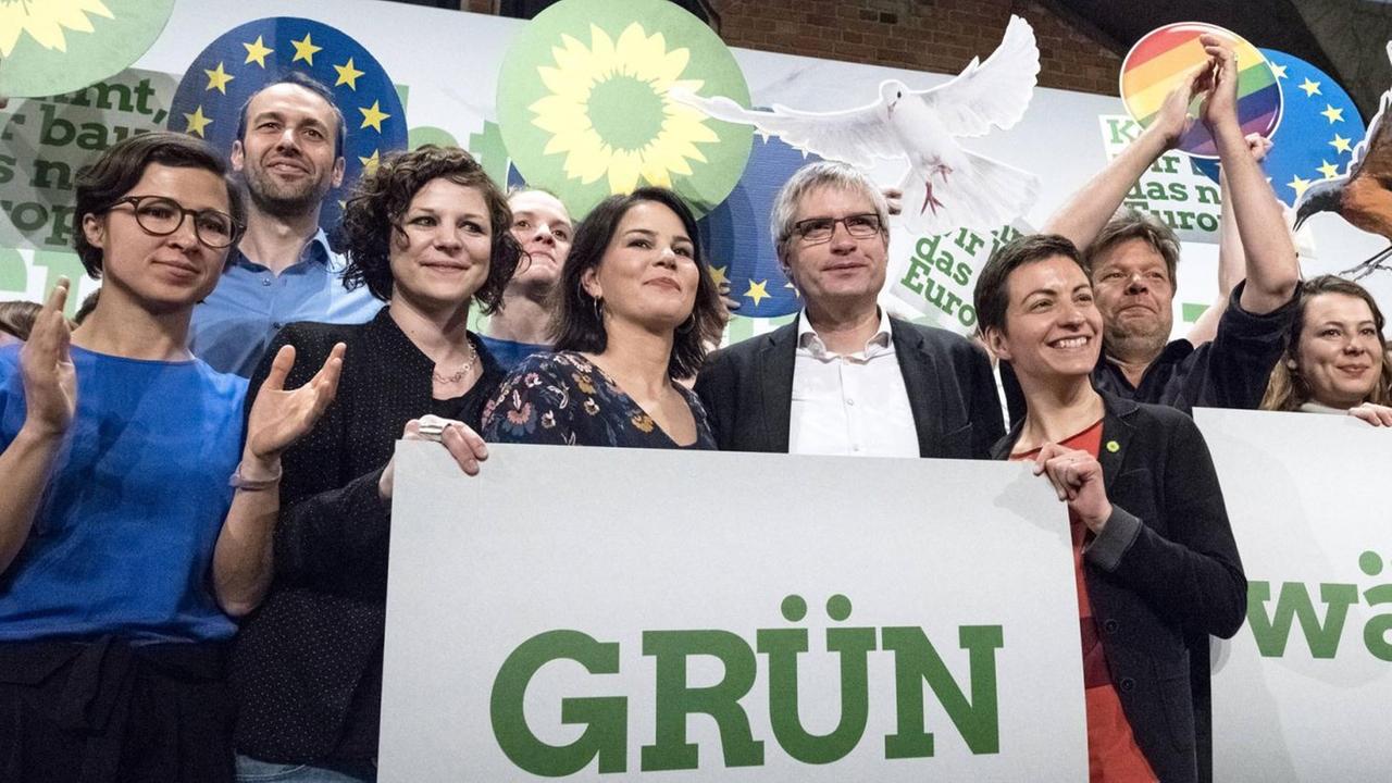 Die Grünen-Vorsitzenden Annalena Baerbock (5.v.l.) und Robert Habeck (8.v.l.) mit den Spitzenkandidaten für die Europawahl wie Ska Keller (7.v.l.) aus dem brandenburgischen Guben auf der Abschlussveranstaltung in Berlin am 18. Mai.