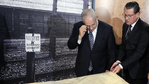 Israels Premier Benjamin Netanjahu und "Bild"-Chefredakteur Kai Diekmann am 27. August 2009 im Springer-Hochhaus mit den Originalskizzen zum Bau des Konzentrationslagers Ausschwitz.