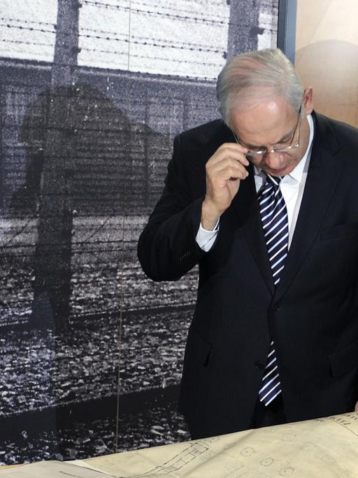 Israels Premier Benjamin Netanjahu und "Bild"-Chefredakteur Kai Diekmann am 27. August 2009 im Springer-Hochhaus mit den Originalskizzen zum Bau des Konzentrationslagers Ausschwitz.