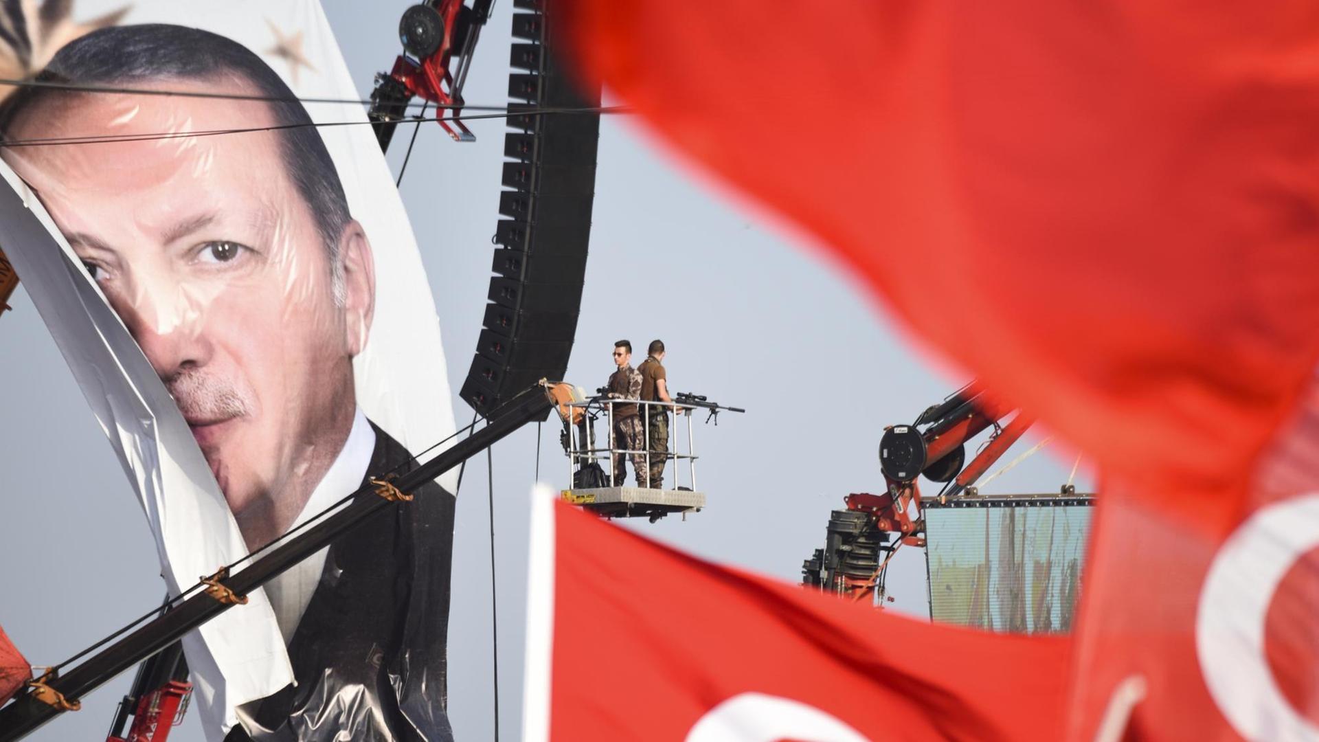 Ein Plakat mit dem Porträt des türkischen Präsidenten Erdogan bei einer Demonstration in Istanbul Ein Plakat mit dem Porträt des türkischen Präsidenten Erdogan bei einer Demonstration in Istanbul