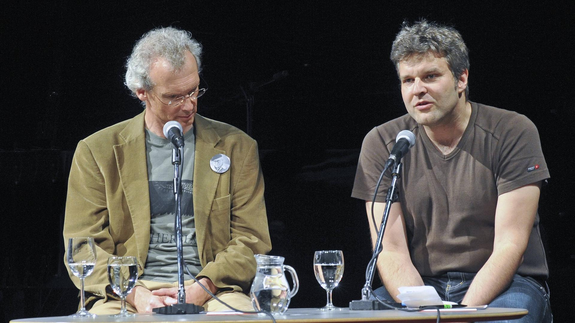 Germanisten und Musiker diskutieren im Stadttheater Gmunden, im Rahmen der Salzkammergut Festwochen in Gmunden, über Werke des Schriftstellers Ernst Jandl. v.l.n.r.: Musiker Christian Muthspiel, Germanist Johannes Ullmaier Germanisten und Musiker diskutieren im Stadttheater Gmunden, im Rahmen der Salzkammergut Festwochen in Gmunden, über Werke des Schriftstellers Ernst Jandl. v.l.n.r.: Musiker Christian Muthspiel, Germanist Johannes Ullmaier