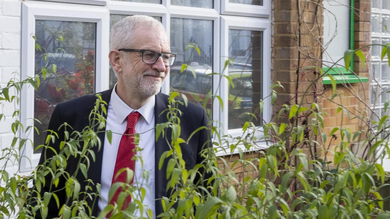 Labour-Chef Jeremy Corbyn vor seinem Haus nach der Wahlniederlage. Labour-Chef Jeremy Corbyn vor seinem Haus nach der Wahlniederlage.
