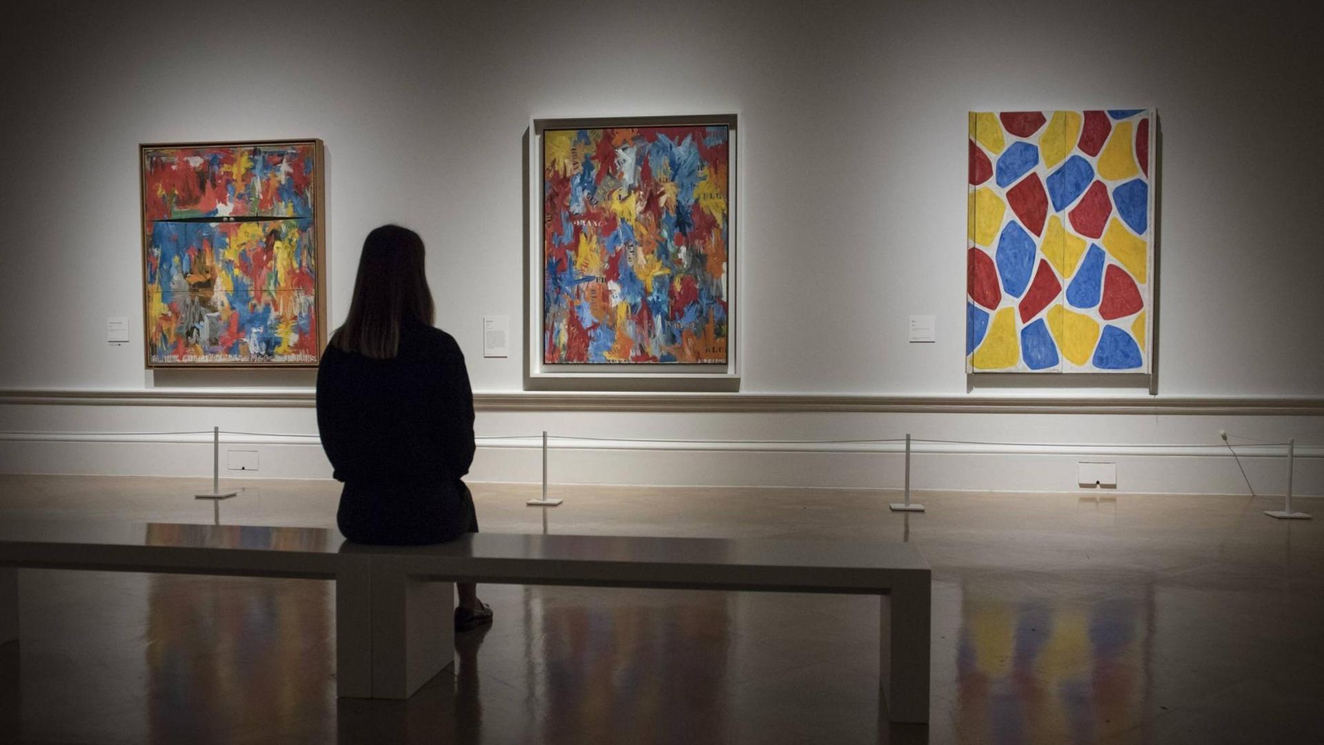 Besucher der Ausstellung "Something Resembling the Truth" in der Royal Academy of Arts in Piccadilly Besucher der Ausstellung "Something Resembling the Truth" in der Royal Academy of Arts in Piccadilly