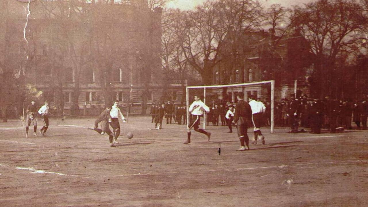 Der „Kleine Exerzierplatz“ in Braunschweig: Weil es Ende des 19. Jahrhunderts noch keine Sportanlagen in Braunschweig gab, teilte man sich zum Fußballspielen den Exerzierplatz am heutigen Rebenring mit den Rekruten. Im Hintergrund ist das Hauptgebäude der TU und das Wohnhaus von Konrad Koch in der Schleinitzstraße 18 zu erkennen. Heute befinden sich auf der Fläche das Naturhistorische Museum und das Haus der Wissenschaft. Der „Kleine Exerzierplatz“ in Braunschweig: Weil es Ende des 19. Jahrhunderts noch keine Sportanlagen in Braunschweig gab, teilte man sich zum Fußballspielen den Exerzierplatz am heutigen Rebenring mit den Rekruten. Im Hintergrund ist das Hauptgebäude der TU und das Wohnhaus von Konrad Koch in der Schleinitzstraße 18 zu erkennen. Heute befinden sich auf der Fläche das Naturhistorische Museum und das Haus der Wissenschaft.