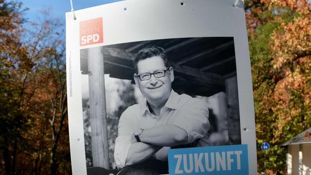 Ein Wahlplakat der SPD mit Thorsten Schäfer-Gümbel zu den Landtagswahlen in Hessen an einer Straße in Hessen.