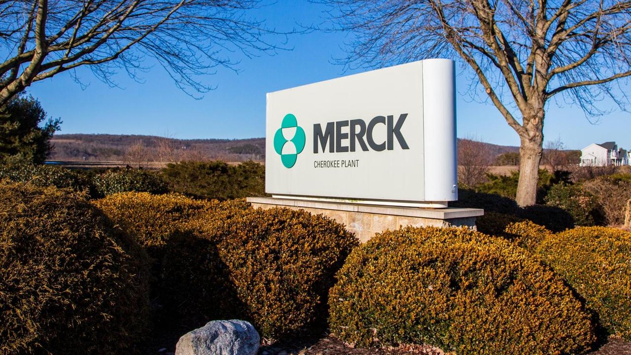 Firmenschild des Pharmakonzerns Merck Firmenschild des Pharmakonzerns Merck