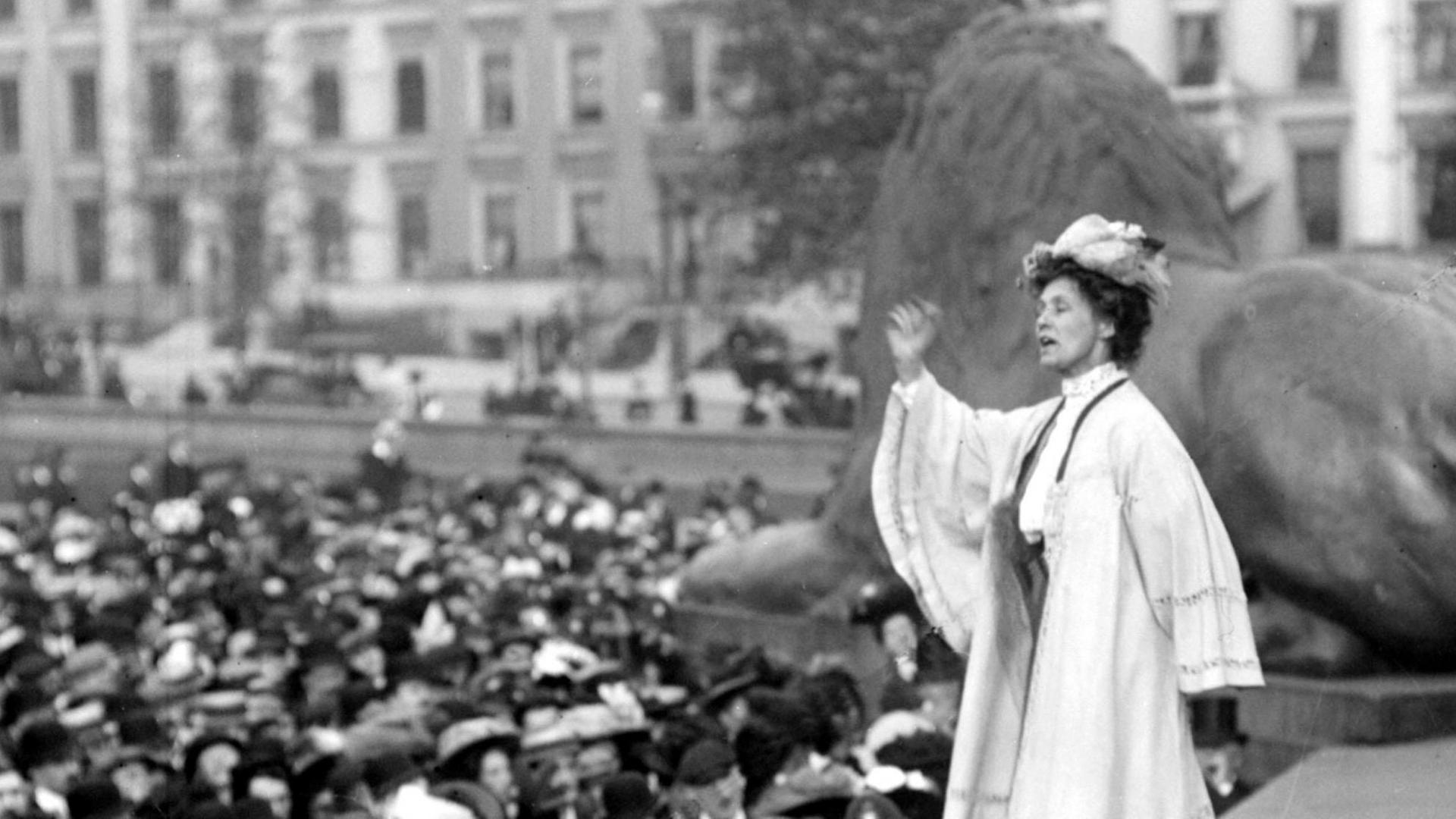 Budget 2017. Embargoed to 2230 Tuesday March 7 File photo dated 11/10/1908 of Suffragette Emily Pankhurst auf einer Versammlung auf Londons Trafalgar Square am 11.Oktober 1908 | PA/PA Wire / URN:30441471 Budget 2017. Embargoed to 2230 Tuesday March 7 File photo dated 11/10/1908 of Suffragette Emily Pankhurst auf einer Versammlung auf Londons Trafalgar Square am 11.Oktober 1908 | PA/PA Wire / URN:30441471