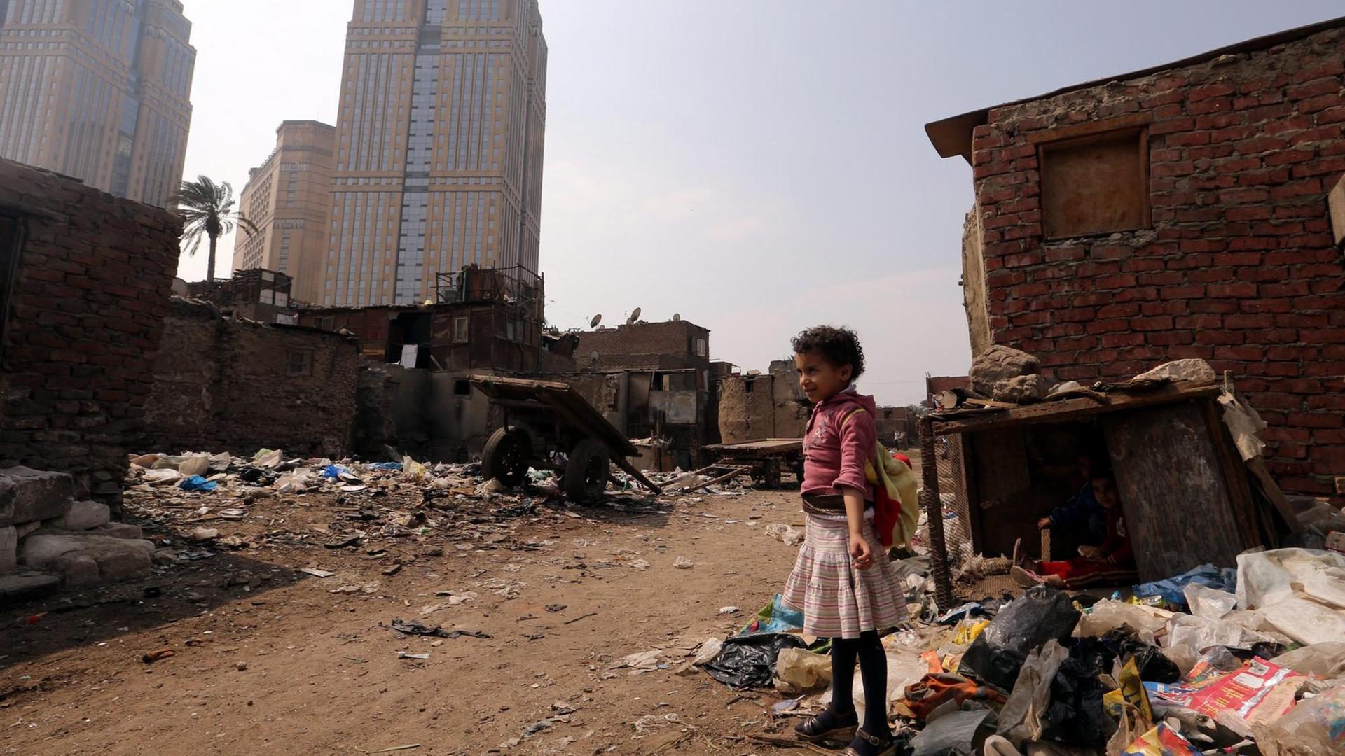 Ein Mädchen steht zwischen Müll in einem Slum vor Kairo. Ein Mädchen steht zwischen Müll in einem Slum vor Kairo.