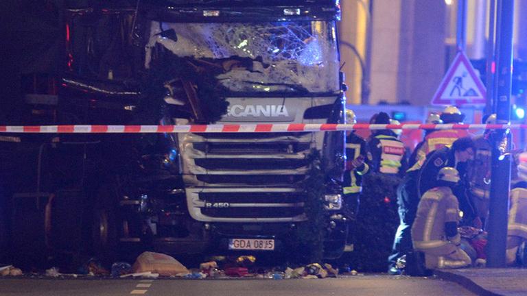 Rettungsarbeiten nach dem Terroranschlag auf den Weihnachtsmarkt Breitscheidplatz im Dezember 2017. Rettungsarbeiten nach dem Terroranschlag auf den Weihnachtsmarkt Breitscheidplatz im Dezember 2017.