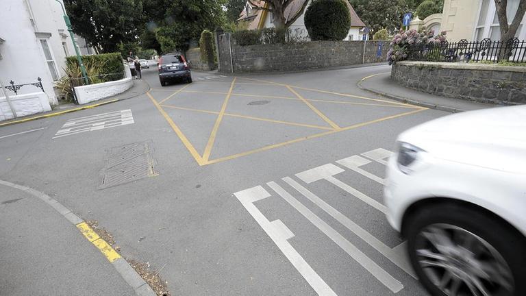 Nur auf Guernsey gibt es die Filter-Regelung für die Vorfahrt an Straßenkreuzungen. Nur auf Guernsey gibt es die Filter-Regelung für die Vorfahrt an Straßenkreuzungen.