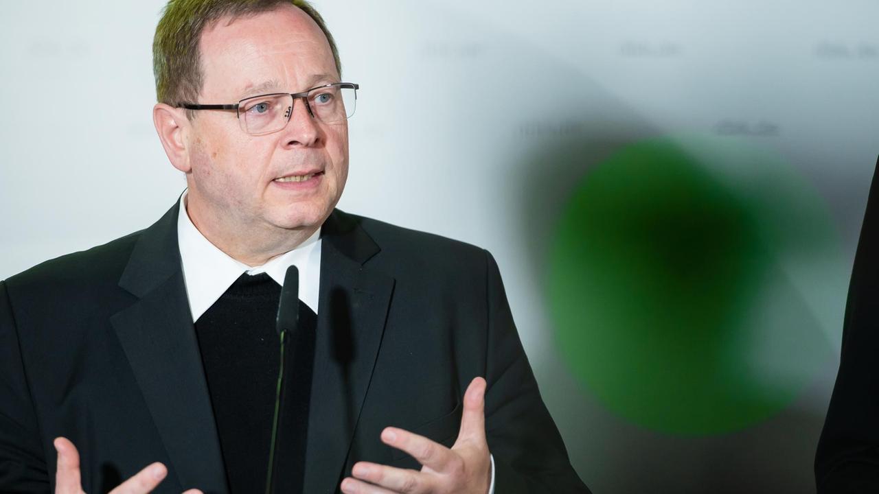 Georg Bätzing, neuer Vorsitzender der Deutschen Bischofskonferenz, vor einem Mikrofon Georg Bätzing, neuer Vorsitzender der Deutschen Bischofskonferenz, vor einem Mikrofon
