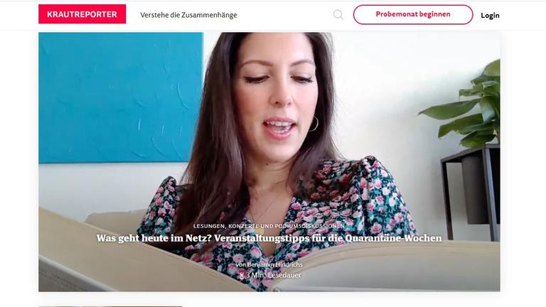 Ein Artikel zu den Veranstaltungstipps für die Quarantäne-Wochen zeigt eine Frau, die in ein aufgeklapptes Buch schaut Ein Artikel zu den Veranstaltungstipps für die Quarantäne-Wochen zeigt eine Frau, die in ein aufgeklapptes Buch schaut