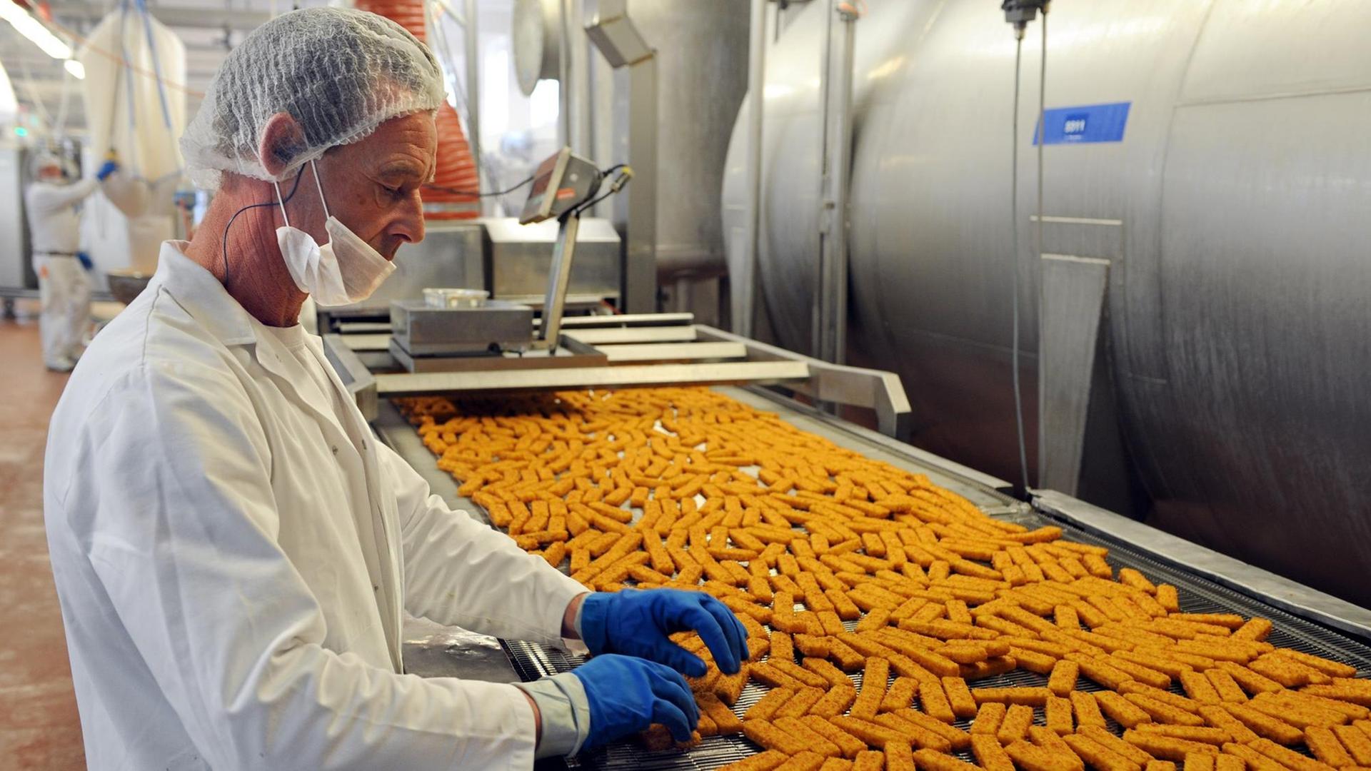 Ein Mitarbeiter kontrolliert am 26.03.2014 die Fischst Ein Mitarbeiter kontrolliert am 26.03.2014 die Fischst