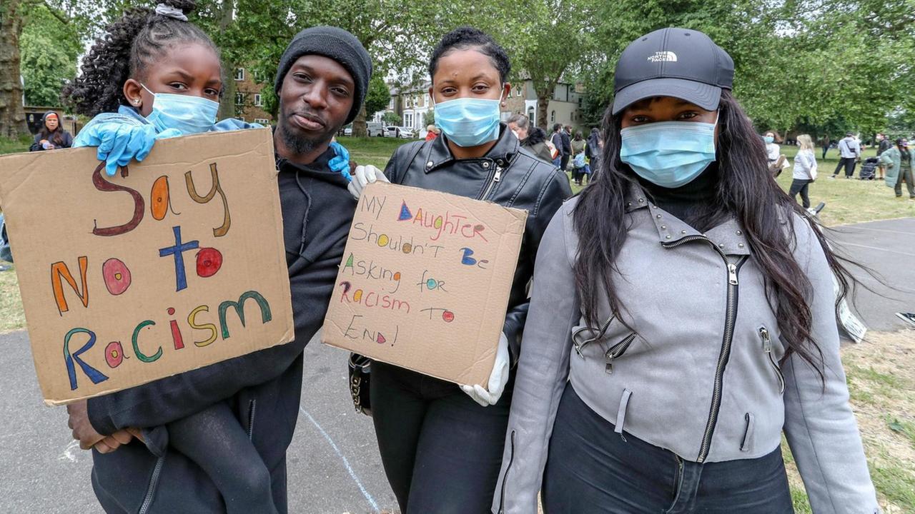 Teilnehmerinnen und Teilnehmer einer Black-Lives-Matter-Demonstration in London mit Plakaten, auf denen "Sag nein zu Rassismus" und "Meine Tochter sollte nicht mehr die Abschaffung von Rassismus fordern müssen"