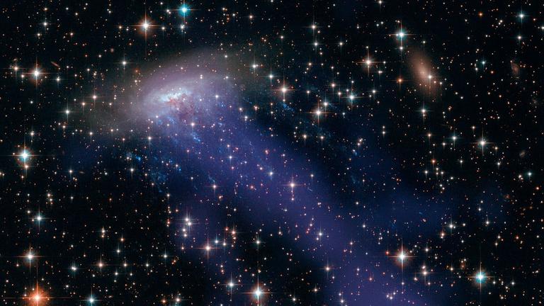 Die Galaxie ESO 137-001 und ihr langer Gasschweif Die Galaxie ESO 137-001 und ihr langer Gasschweif
