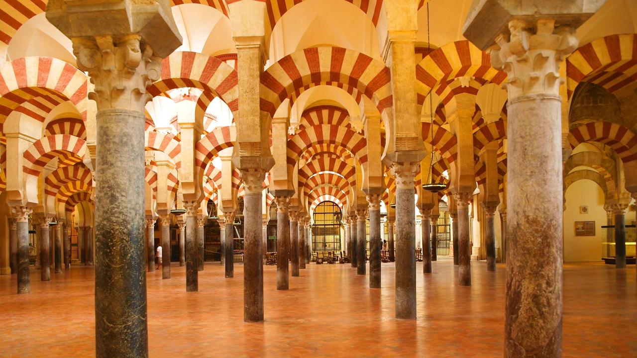 Ebenfalls von der Grundsteuer befreit: die berühmte maurische Säulenhalle in der Mezquita-Kathedrale von Cordoba Ebenfalls von der Grundsteuer befreit: die berühmte maurische Säulenhalle in der Mezquita-Kathedrale von Cordoba