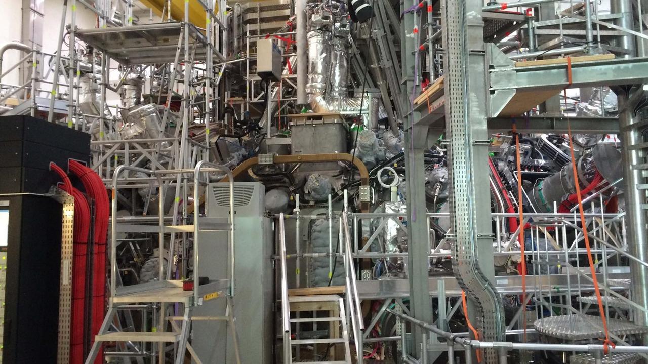 Wie seine Vorgänger sollte Wendelstein in Garching bei München gebaut werden, landete aber in Greifswald. Wie seine Vorgänger sollte Wendelstein in Garching bei München gebaut werden, landete aber in Greifswald.